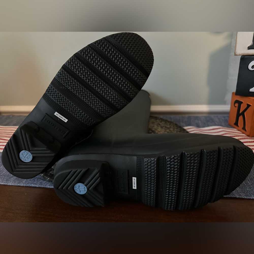 Hunter Black Boots
Size 9 
New never worn 

Pet friendly home